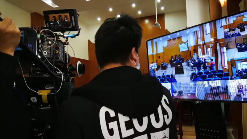 AI生成VS人工创意——中牟县广告片拍摄公司的技术浪漫主义实践